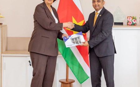 Rekenkamer levert Jaarverslag 2025 in bij president Simons