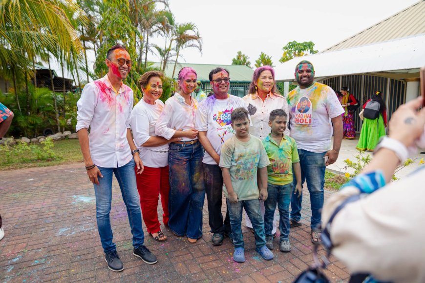 Uitbundige viering Holi door jong en oud 