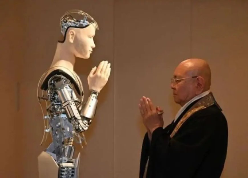 Robotmonnik in Japan leest boeddhistische teksten