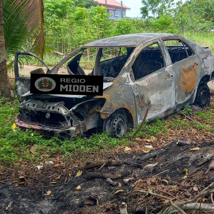 Auto na aanrijding volledig uitgebrand