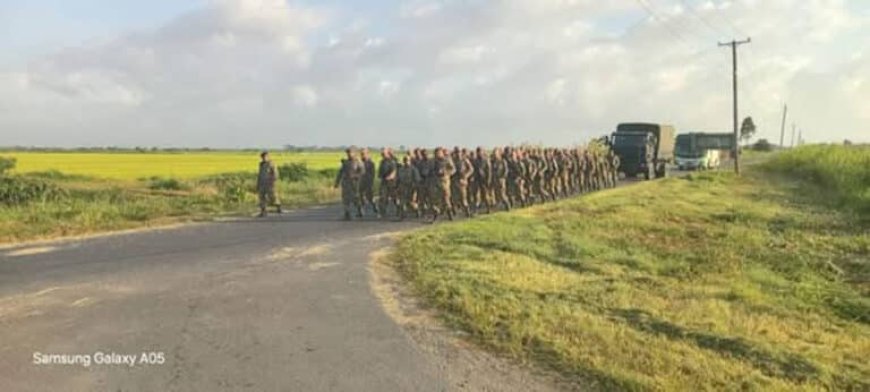 Militairen TCNL Regio West houden marsoefening