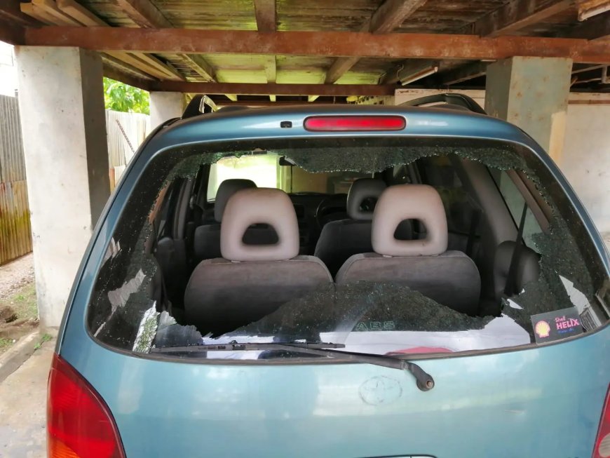 Autoruiten aan diggelen op eigen erf