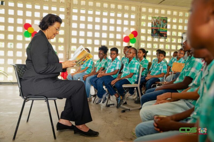 Leerlingen Zinniaschool hebben hoog bezoek op voorleesdag