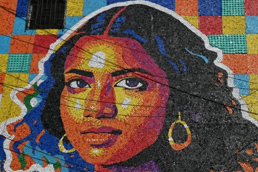 Opmerkelijk – Kunstenaar creëert ‘Latijns-Amerikaanse Mona Lisa’ met plastic flesdoppen