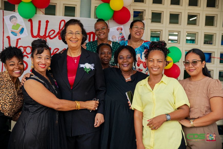 President Simons feliciteert Surinaamse vrouwen met Internationale Vrouwendag