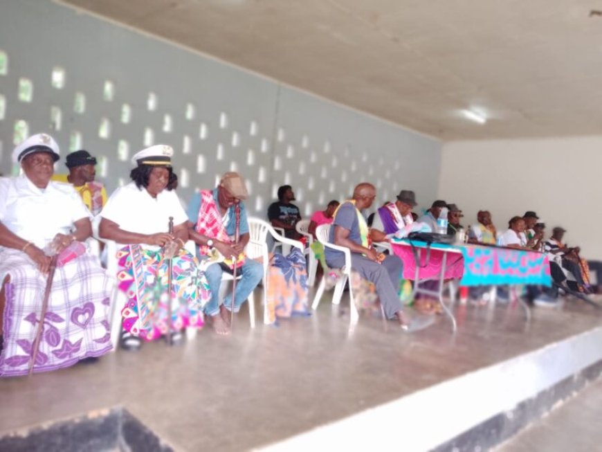 Granman Aboikoni naar Nieuw Koffiekamp om dorpelingen te bemoedigen