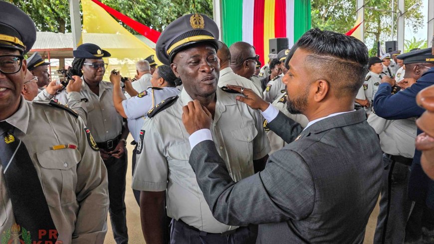Monorath: medailles voor politie en andere Juspol-korpsen bij trouwe dienst