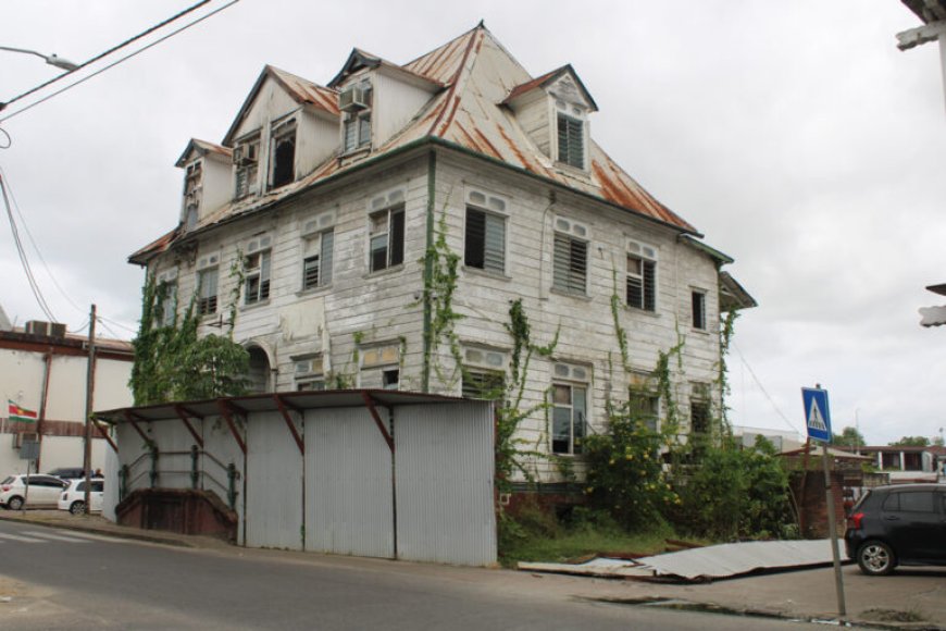 Bouwschutting omgevallen