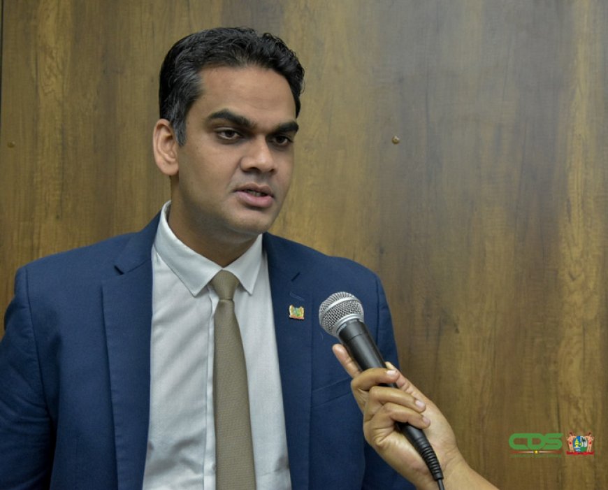 Aangifte tegen ex-minister Ramadhin wegens mogelijke verduistering