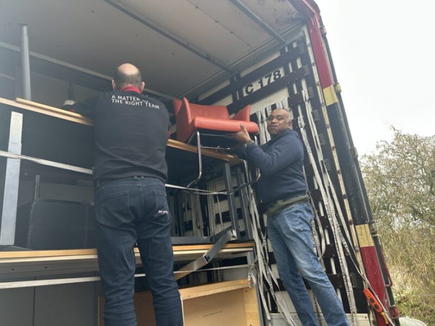 Container met hulpgoederen geladen voor districtscommissariaat Commewijne