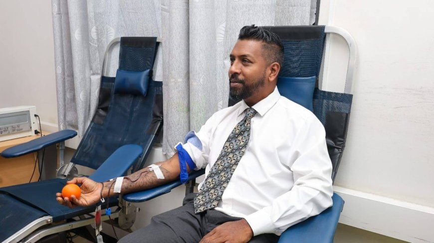 Minister Monorath geeft voorbeeld bij bloeddonatie op ministerie