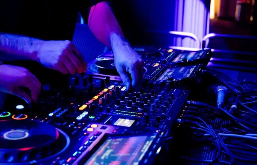 Harde muziek en gehoorschade: ook Surinaamse jongeren lopen risico.