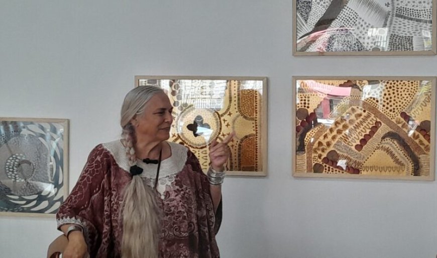 Gedroogde bloemen en bladeren krijgen nieuw leven in verstilde collages