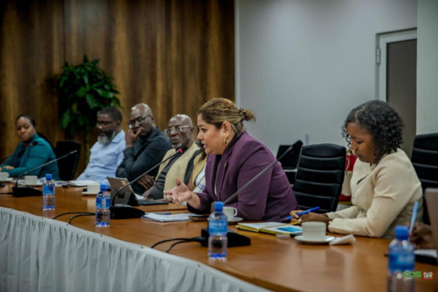 Werkgroep Decentralisatie en Grondenrechten voert overleg met RO