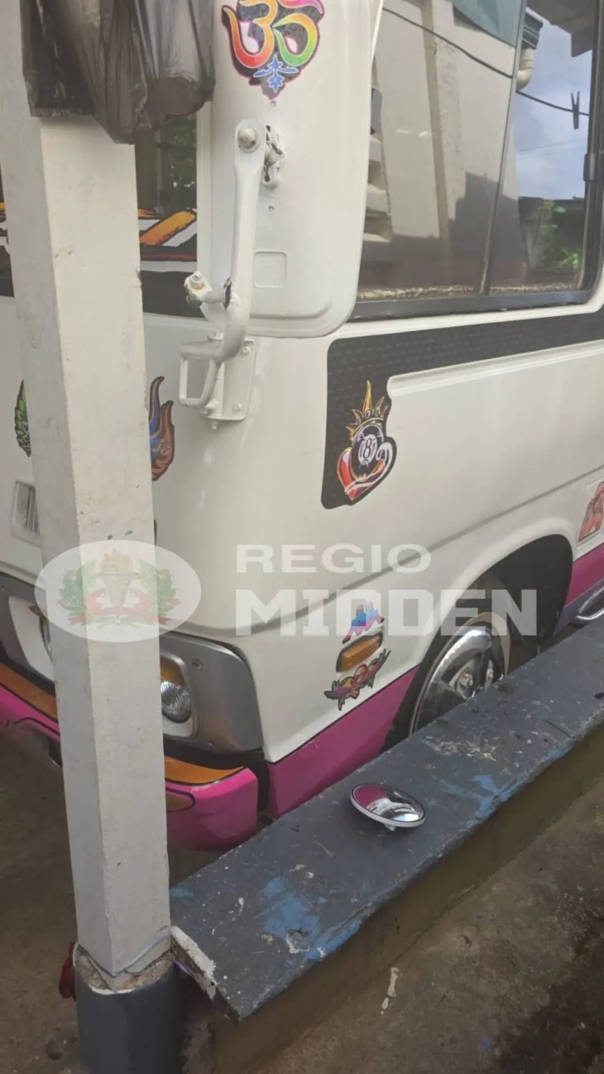 Busmonteur bekneld geraakt tussen bus en auto in garage