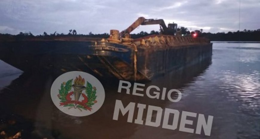 Ponton komt tegen beschoeiing langs Surinamerivier aan; bootsman voortvluchtig