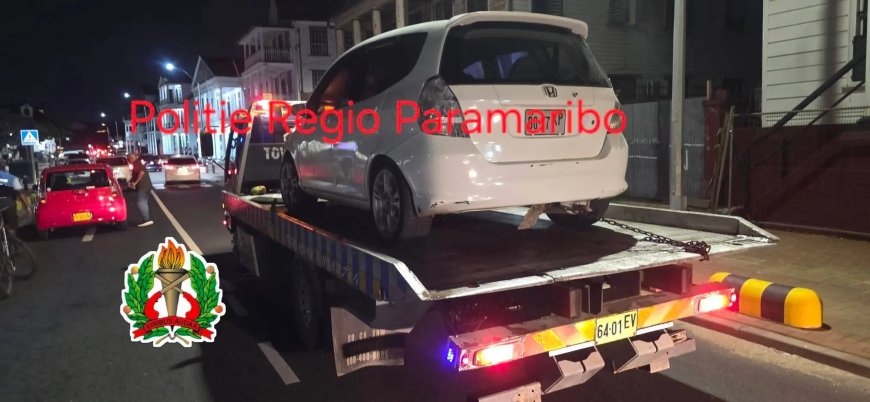 Politie treedt op tegen verkeerd geparkeerde auto’s in uitgaanscentrum Paramaribo 
