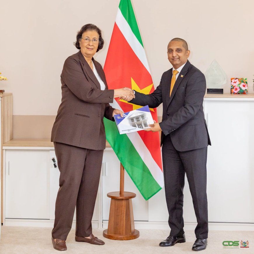 Rekenkamer levert Jaarverslag 2025 in bij president Simons