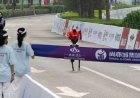 Humanoïde robots lopen menselijke atleten voorbij in halve marathon in Beijing