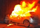 Auto vliegt in brand in garage aan Falweg