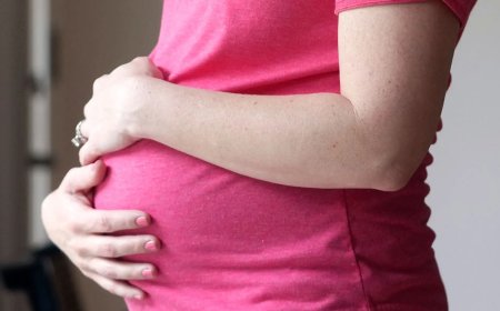 Britse vrouw heeft seks met eeneiige tweeling, raakt zwanger, vader onbekend