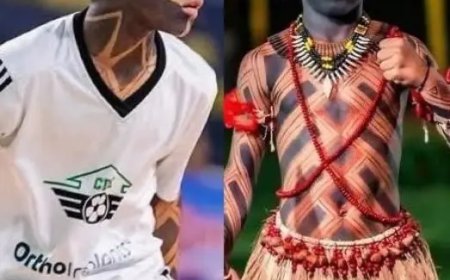 Jonge Braziliaan eert inheemse roots met lichaamsverf op het veld