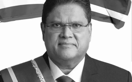 President Simons tekent condoleanceregister voor Santokhi op het paleis