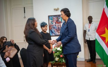 Kabinetsleden tekenen condoleanceregister ex-president Santokhi