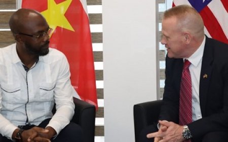 Amerikaanse zaakgelastigde brengt bezoek aan minister Misiekaba