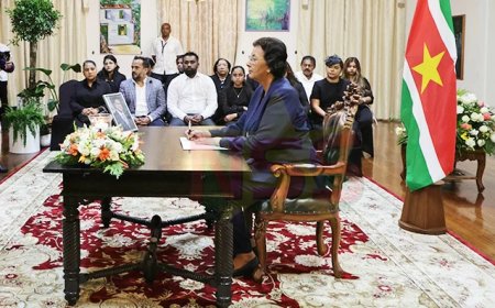 Kabinet en diplomaten en anderen tekenen condoleanceregister op Paleis