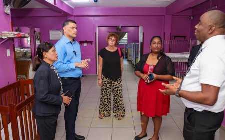 Noodkreet Betheljada tijdens bezoek Assembleevoorzitter Adhin