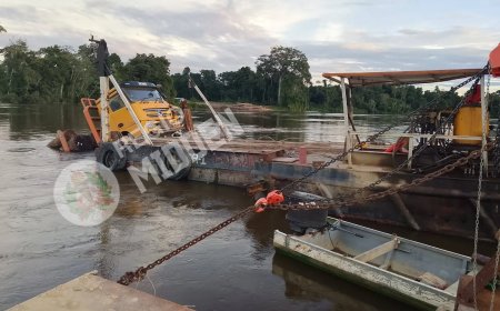 Truck met houtblokken belandt deels in rivier