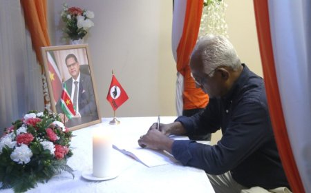 PRO tekent condoleanceregister Santokhi: “Plotseling en schokkend verlies”