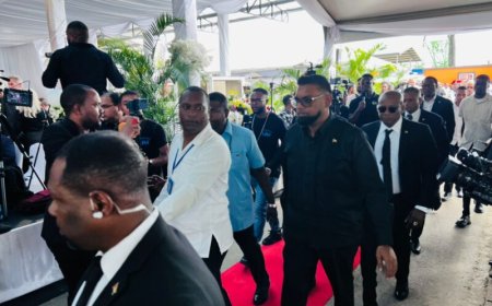 Drukte bij De Olifant na aankomst lichaam oud-president Santokhi