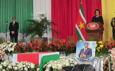 Nationale en internationale eerbetonen bij afscheid Chan Santokhi