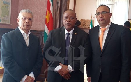 Condoleanceregister voor president Santokhi druk bezocht in Den Haag