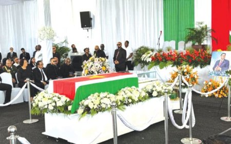 VSB herdenkt Santokhi:  ‘Staatsman die brug sloeg met bedrijfsleven’