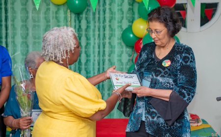 Simons ontvangt Dya Dya Sranan Uma-award