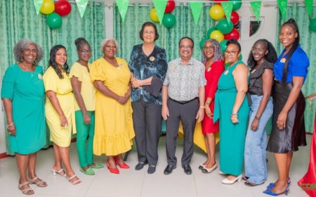 President Simons ontvangt award als “Dya Dya Sranan Uma”