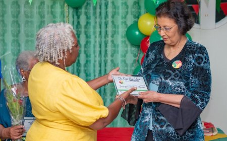 President Simons ontvangt “Dya Dya Sranan Uma”-award