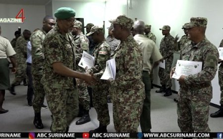 Groep militairen rond Cursus tot Groepscommandant af