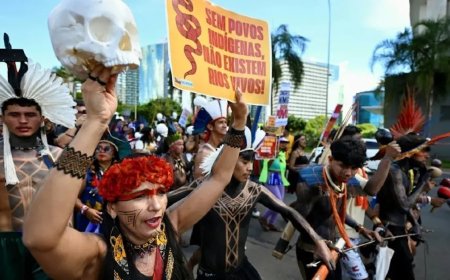 Inheemse leiders demonstreren in Brasilia tegen toenemende landconflicten en druk door mijnbo