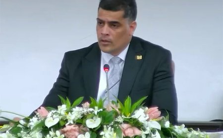 Adhin bij rouwzitting Santokhi: Politiek moet buigen voor het mens-zijn