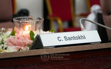 Parlement staat stil bij overlijden Santokhi: ‘Politiek buigt voor het mens-zijn’