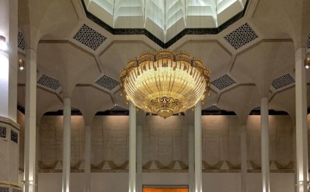 Paus tekent historisch boek in moskee Algerije