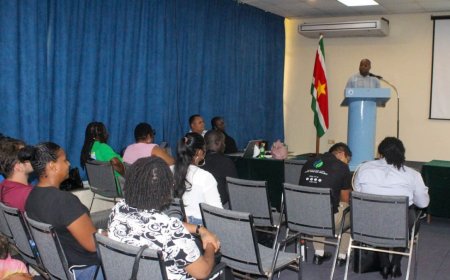 Minister Bee roept studenten op tot integriteit en systeemverandering