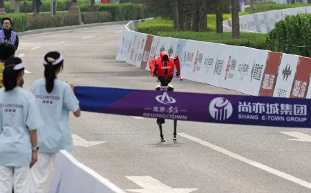 Humanoïde robots lopen menselijke atleten voorbij in halve marathon in Beijing