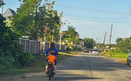 E-BIKERS BINNENKORT MET VALHELM DE WEG OP