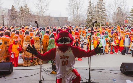 Universiteit in VS verbreekt wereldrecord met 682 mensen in dinosauruspakken