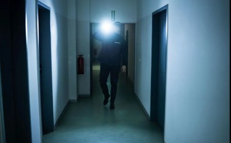 De bewaker van de nacht: onzichtbare veiligheid onder constante dreiging